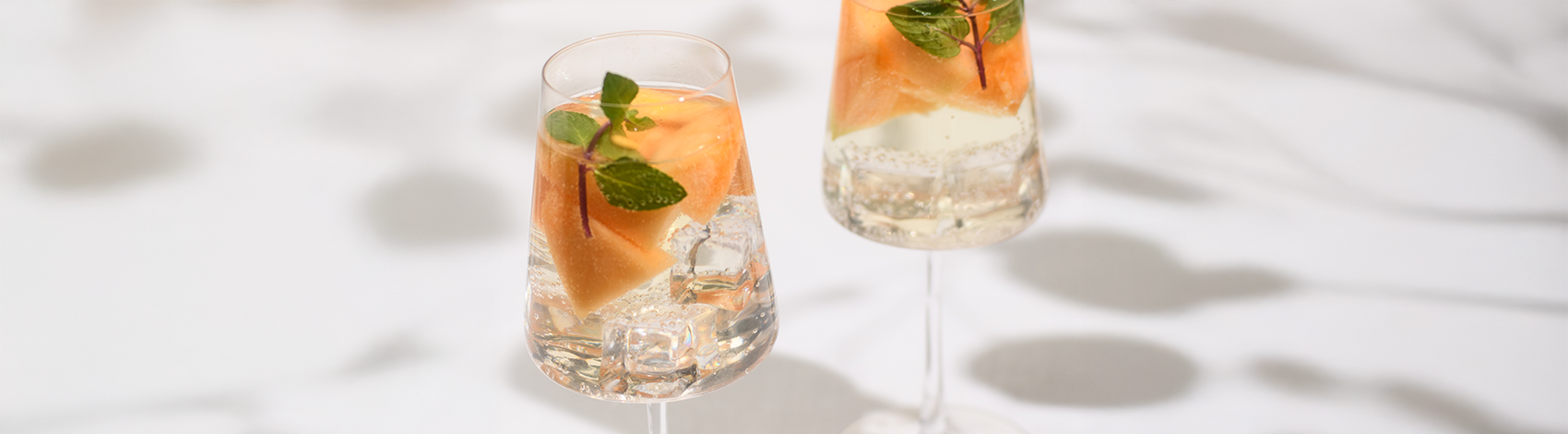 Sangría blanca de melón con menta