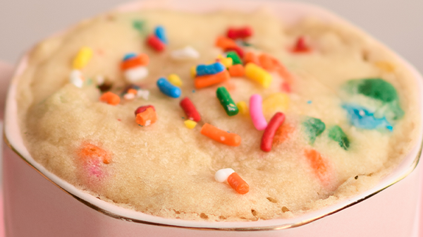 Pastel de vainilla en taza