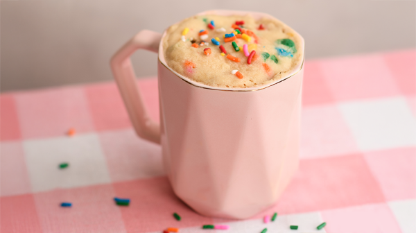 Pastel de vainilla en taza