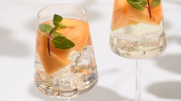 Sangría blanca de melón con menta