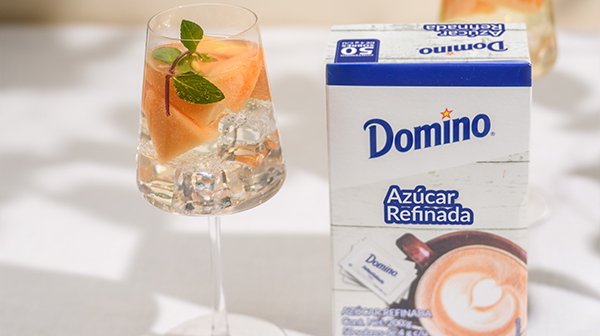 Sangría blanca de melón con menta