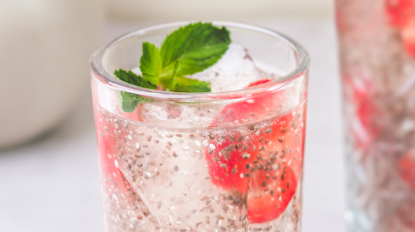 Té antioxidante frozen verde con chía y fresas