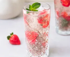 Té antioxidante frozen verde con chía y fresas